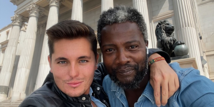 Vito Quiles y Bertrand Ndongo posan en un selfie con el Congreso de los Diputados detrás