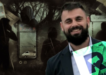 Imagen en montaje en referencia a la denuncia del lider de Revuelta. Montaje oscuro con un hombre sonriente, siluetas anónimas y un teléfono móvil con iconos de redes sociales.