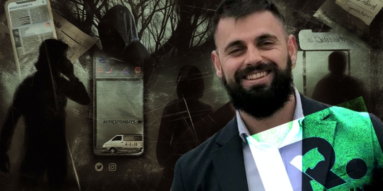 Imagen en montaje en referencia a la denuncia del lider de Revuelta. Montaje oscuro con un hombre sonriente, siluetas anónimas y un teléfono móvil con iconos de redes sociales.