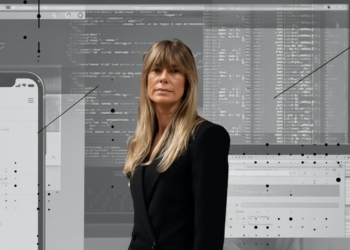 Begoña Gómez en montaje en blanco y negro con una mujer frente a pantallas de código y elementos digitales.