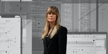 Begoña Gómez en montaje en blanco y negro con una mujer frente a pantallas de código y elementos digitales.