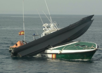 Sánchez claudica y el Gobierno se rinde ante el narcotráfico. Imagen descriptiva de embarcación semirrígida volcada parcialmente sobre una patrullera en medio del mar.