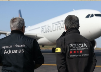 Marlaska desmantela ARES, otra unidad anticorrupción purgada Operativo policial y aduanero junto a un avión en aeropuerto