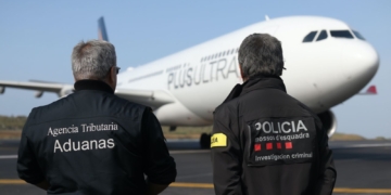Marlaska desmantela ARES, otra unidad anticorrupción purgada Operativo policial y aduanero junto a un avión en aeropuerto