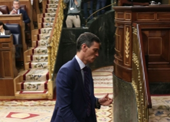 Guerra interna: El PSOE se rompe por el adelanto electoral. Pedro Sánchez camina por el hemiciclo del Congreso de los Diputados durante una sesión parlamentaria.