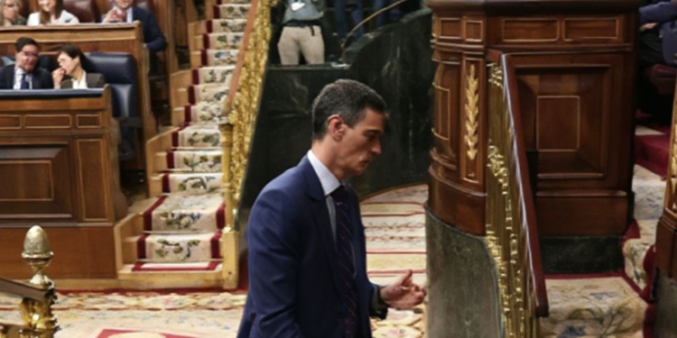 Guerra interna: El PSOE se rompe por el adelanto electoral. Pedro Sánchez camina por el hemiciclo del Congreso de los Diputados durante una sesión parlamentaria.