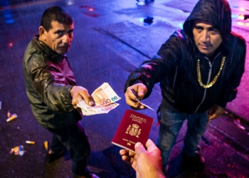 España, el coladero de Europa Dos hombres ofrecen dinero y documentos mientras una persona sostiene un pasaporte español.