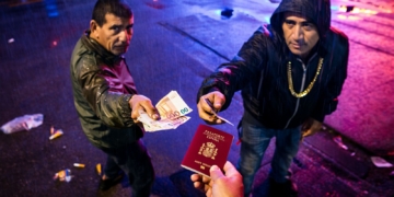 España, el coladero de Europa Dos hombres ofrecen dinero y documentos mientras una persona sostiene un pasaporte español.