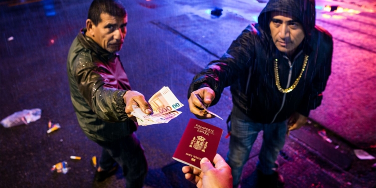 España, el coladero de Europa Dos hombres ofrecen dinero y documentos mientras una persona sostiene un pasaporte español.