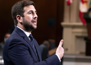 A la oposición de Florentino se le complica la vida. Enrique Riquelme hablando en una comparecencia mientras hace un gesto con la mano.