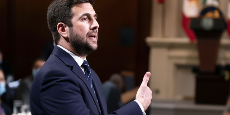 A la oposición de Florentino se le complica la vida. Enrique Riquelme hablando en una comparecencia mientras hace un gesto con la mano.