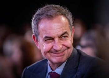 Fin del mito: la corrupción del zapaterismo. Jose Luis Rodriguez Zapatero con traje oscuro en un evento público.