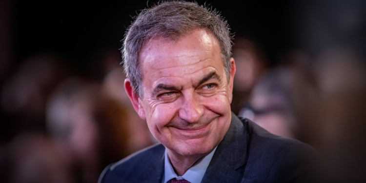 Fin del mito: la corrupción del zapaterismo. Jose Luis Rodriguez Zapatero con traje oscuro en un evento público.