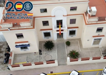 Dénia: marroquí detenido por violar a menor autista. Vista aérea de un edificio de la Policía Nacional con bandera de España en la entrada.