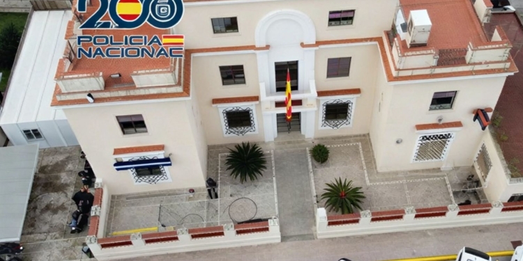 Dénia: marroquí detenido por violar a menor autista. Vista aérea de un edificio de la Policía Nacional con bandera de España en la entrada.