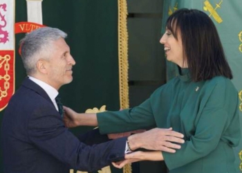 La UCO también registra la sede de la Dirección de la Guardia Civil. Imagen de Marlaska y una mujer se saludan frente a banderas y emblemas institucionales.