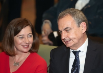 La provocación de Francina Armengol al invitar a Zapatero ante el Papa. Armengol y Zapatero conversan sentados durante un acto público