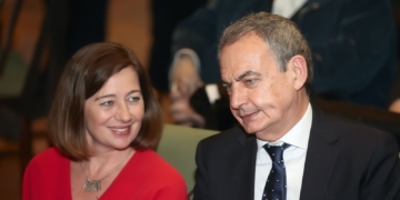 La provocación de Francina Armengol al invitar a Zapatero ante el Papa. Armengol y Zapatero conversan sentados durante un acto público