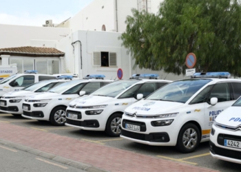 Ibiza: 3 magrebíes okupan una casa y agreden al propietario. Varios vehículos de la Policía Local estacionados frente a una comisaría.