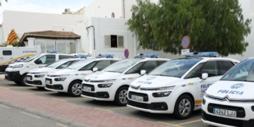 Ibiza: 3 magrebíes okupan una casa y agreden al propietario. Varios vehículos de la Policía Local estacionados frente a una comisaría.