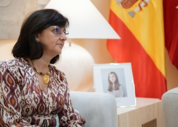 Almudena Lastra abre expediente contra las fiscales del rescate de Plus Ultra. Se encuentra sentada en un despacho institucional con banderas oficiales al fondo.