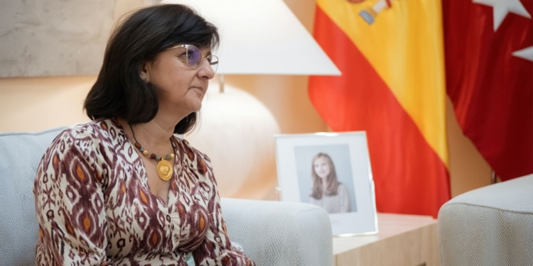 Almudena Lastra abre expediente contra las fiscales del rescate de Plus Ultra. Se encuentra sentada en un despacho institucional con banderas oficiales al fondo.