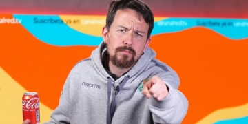 Abusos y explotación: así es el infierno en la tele de Pablo Iglesias. Pablo Iglesias señala a cámara durante una intervención en un plató con una lata en la mano.