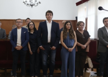Juicio a David Sánchez en directo. David Sánchez con un grupo de personas permanece de pie