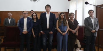 Juicio a David Sánchez en directo. David Sánchez con un grupo de personas permanece de pie