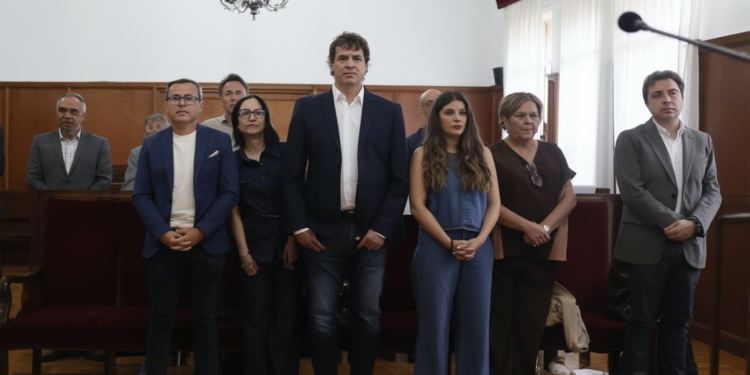 Juicio a David Sánchez en directo. David Sánchez con un grupo de personas permanece de pie