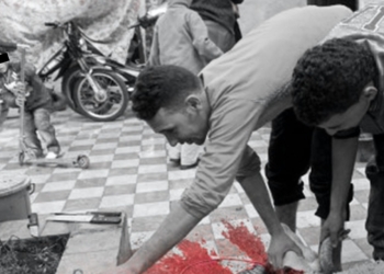 Cataluña y Aragón: robos masivos de corderos por la fiesta musulmana del Eid al-Adha. Dos hombres trabajan sobre el suelo mientras trabajan sobre un cordero.