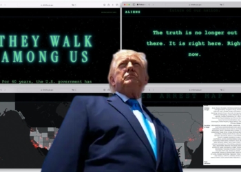 Trump geolocaliza delitos de inmigrantes con la web "Aliens". Montaje gráfico con Donald Trump frente a varias pantallas con mensajes sobre extraterrestres y un mapa de Estados Unidos.