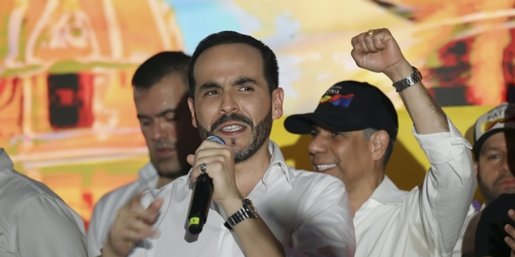 El comunista Gustavo Petro no reconoce su derrota. Abelardo de la Espriella habla con un micrófono ante varias personas mientras otra levanta el puño en un acto público.