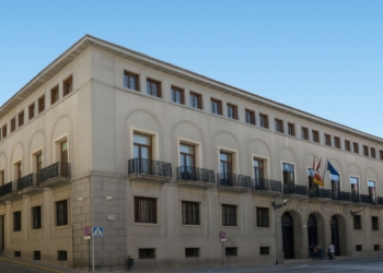 Nicaragüense ilegal condenado a 12 años por abuso sexual a una niña de 13 en Segovia. Edificio institucional de varias plantas con balcones y banderas oficiales en la fachada principal.