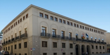 Nicaragüense ilegal condenado a 12 años por abuso sexual a una niña de 13 en Segovia. Edificio institucional de varias plantas con balcones y banderas oficiales en la fachada principal.