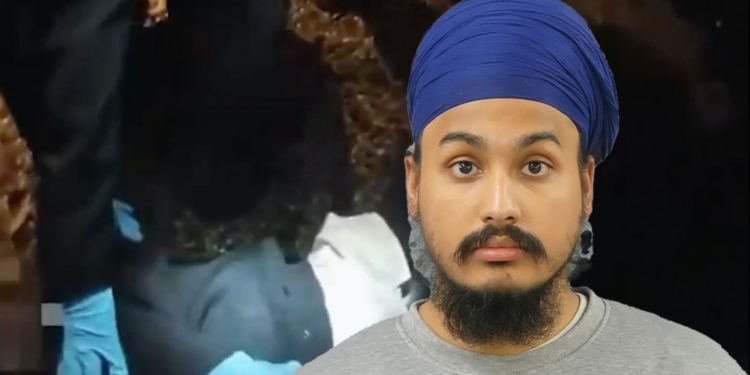 Henry Nowak: esposado mientras agonizaba, la prueba del suicidio británico. hombre con turbante azul superpuesto sobre una imagen de fondo oscura y desenfocada.