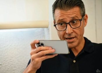 15.000 euros por votos: el escándalo del PSOE en Almussafes. Toni González sosteniendo un teléfono móvil mientras habla en un entorno interior.