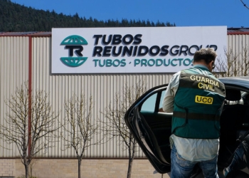 El rescate a Tubos Reunidos destapa los millones de Sánchez al PNV. Agente de la Guardia Civil UCO bajando de un vehículo frente a la sede de Tubos Reunidos Group.