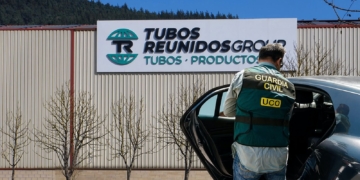 El rescate a Tubos Reunidos destapa los millones de Sánchez al PNV. Agente de la Guardia Civil UCO bajando de un vehículo frente a la sede de Tubos Reunidos Group.