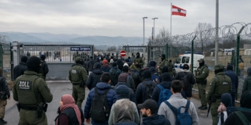 Austria, Polonia y Chequia blindan sus fronteras frente a la inmigración ilegal. Agentes de la policía de fronteras austriaca (Zoll) controlando a un gran grupo de personas en un paso fronterizo de Austria.
