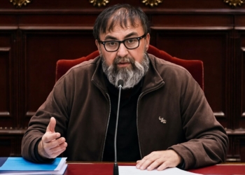 Koldo García la lía en la cárcel: expediente fulminante. Koldo García sentado en una mesa de reuniones, gesticulando mientras habla ante un micrófono.