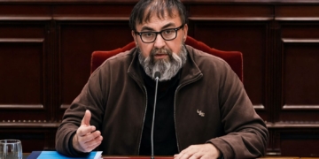 Koldo García la lía en la cárcel: expediente fulminante. Koldo García sentado en una mesa de reuniones, gesticulando mientras habla ante un micrófono.