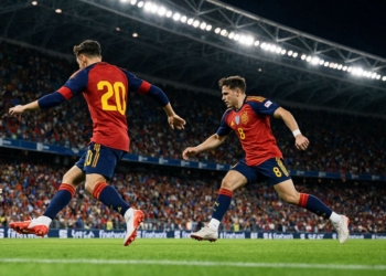 España vence con autoridad 3-1 a Perú: ensayo perfecto rumbo al Mundial 2026. Jugadores de la selección española de fútbol en acción durante el partido contra Perú. El jugador con el dorsal 20 chuta a portería mientras el jugador con el dorsal 8 corre a su lado.