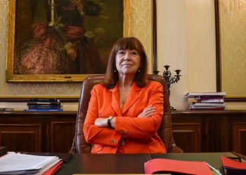 El SMS que aterra al PSOE: 'Yo también puedo hablar'. Cristina Narbona sentada en su despacho oficial con los brazos cruzados.