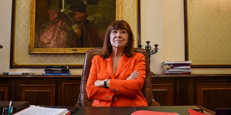 El SMS que aterra al PSOE: 'Yo también puedo hablar'. Cristina Narbona sentada en su despacho oficial con los brazos cruzados.