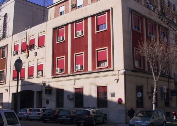 Jaén: Docente detenida por presunta relación con un menor de 15 años. Edificio de la Policía Nacional en España, con varios vehículos policiales aparcados en la entrada.