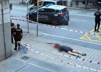 Ejecución a quemarropa en Barcelona: un muerto ante comisaría en plena visita del Papa. Escena de un suceso policial en Barcelona con un cuerpo en el suelo acordonado por la Policía Nacional.