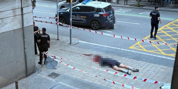 Ejecución a quemarropa en Barcelona: un muerto ante comisaría en plena visita del Papa. Escena de un suceso policial en Barcelona con un cuerpo en el suelo acordonado por la Policía Nacional.