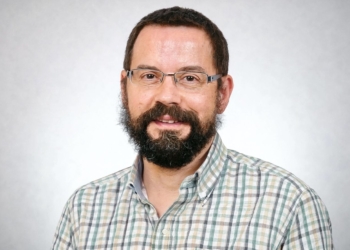Candidato de Más Madrid condenado a 9 años por violar a una alumna que se suicidó. Retrato de Enrique Antonio Salazar, número uno de la candidatura de Más Madrid-Verdes Equo en Villanueva de la Cañada.