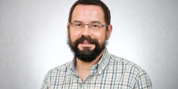 Candidato de Más Madrid condenado a 9 años por violar a una alumna que se suicidó. Retrato de Enrique Antonio Salazar, número uno de la candidatura de Más Madrid-Verdes Equo en Villanueva de la Cañada.